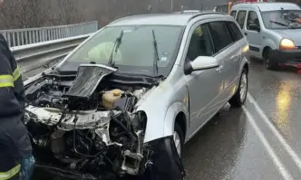 Кола самокатастрофира и се блъсна челно в автобус в София