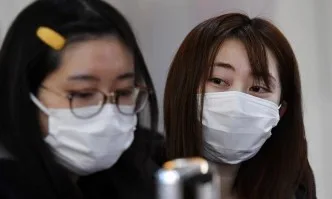 Коронавирусът вече поваля хора по улиците в Китай (ВИДЕО)