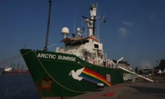 Емблематичният ледоразбивач Arctic Sunrise на Грийнпийс акостира във Варна