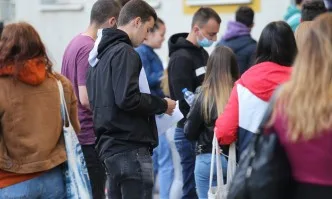 Изтеглиха варианта на матурата по БЕЛ, близо 50 000 ученици се явяват на изпита