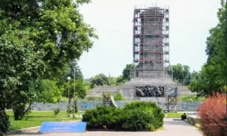 Първи набези срещу частите от Паметника на Съветската армия Крадци