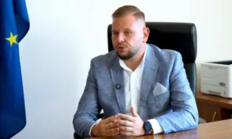 Зам министърът на младежта и спорта Петър Младенов е един от