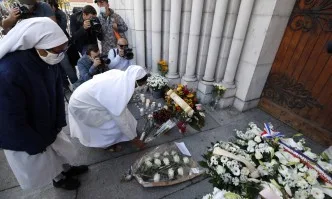 Ница скърби след терористичния акт, отнел живота на трима души