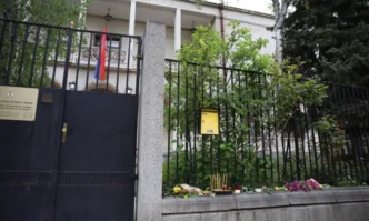 Цветя пред сръбското посолство в памет на жертвите на стрелбите от последните дни