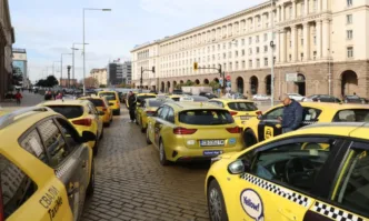 В десетки градове в страната таксиметрови шофьори излязоха на протест