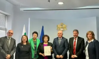 Индивидуалните основни заплати на всички педагогически специалисти се увеличават с