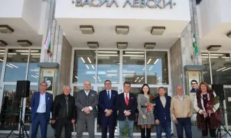 Министър Кралев и кметът на Пазарджик Тодор Попов откриха обновената зала Васил Левски