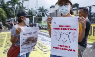 Парламентът на Индонезия одобри закон който забранява секса извън брака
