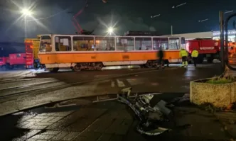 Катастрофа между два трамвая и бус край Централна гара в София (СНИМКИ)