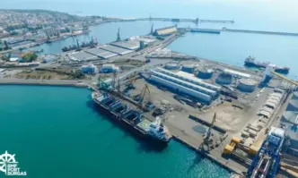 Силен южен вятър със скорост 15 20 м сек затвори бургаското пристанище