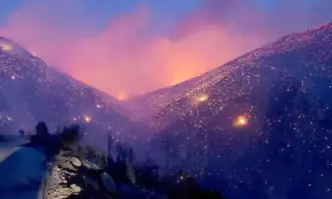 Властите съобщиха че пожарникарите успяват да овладеят огромния пожар който