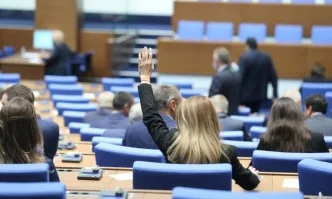 БСП и ДПС не успяха да провалят заседанието на парламента, още един депутат напусна Нинова