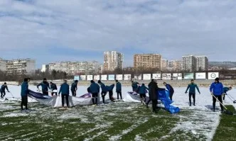 Футболисти и треньори на Черно море ринаха сняг