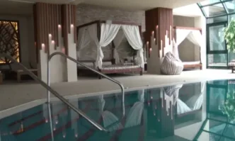 Тя е аналогична с куверта в Айфеловата кула с новогодишния