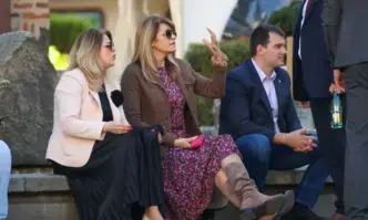 Десислава Радева проследи консултациите за служебен премиер от тротоара срещу