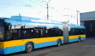 Моторист потроши врата на тролей в центъра на София Извършителят