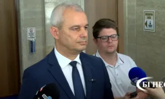 Кабинетът на Радев води двойнствена политика като говори едно пред
