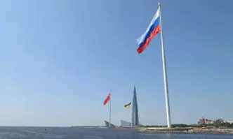 Три пилона от по близо 180 метра със знамена се