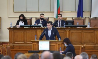 От Фейсбук профила на Калина Андролова Досадно и срамно е