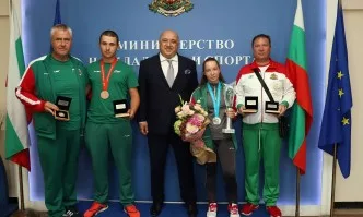Министър Кралев награди състезателите по ловна стрелба Селин Али и Иван Георгиев