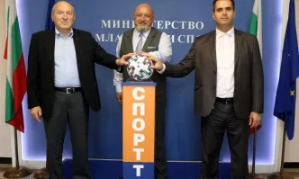БСТ осигурява 1190 футболни топки за отборите от Първа лига
