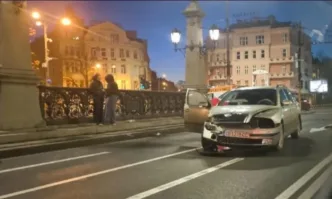 Рано тази сутрин два автомобила са се ударили челно на Орлов