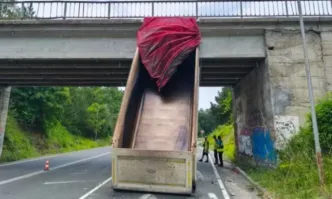 Камион се заби в моста на детелината за Китен след