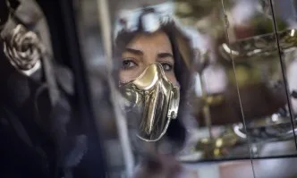 Турски ювелир изработва сребърни и златни маски срещу Covid-19