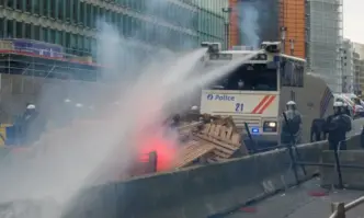 Белгийската полиция ползва сълзотворен газ и водни оръдия срещу фермери (СНИМКИ)