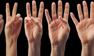Какво означават буквите на дланта