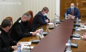 Радев и Каракачанов обсъдиха как армията действа в епидемичната обстановка