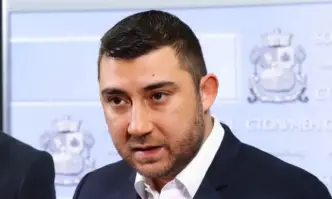 Цирковата трупа ППДБ вдига високо летвата на политическата идиотия Протежираният