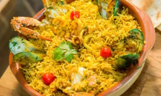 Небостъргачи които докосват облаците безкрайни златни плажове и нощен живот