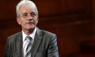 Много е трудно да се наречеш балансьор имайки предвид политическата