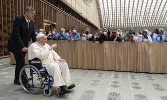 Папа Франциск се появи в инвалидна количка