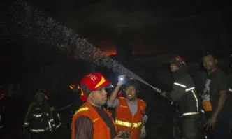 Опустошителен пожар погуби десетки хора в Бангладеш