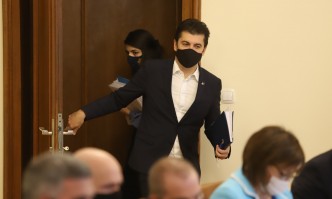 Кирил Петков обяви проверки за фалшиви сертификати сред жертвите Специалисти