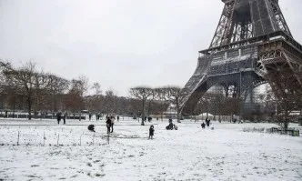 Зима край Айфеловата кула, Париж