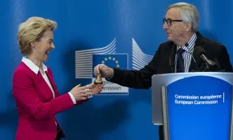 Юнкер предаде щафетата: Урсула фон дер Лайен официално е председател на ЕК
