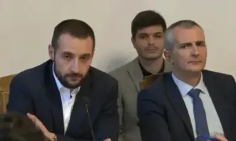 Изпълнителният директор на Академика 2011 Петър Петров и министърът на