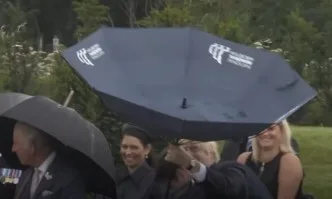 Борис Джонсън се бори с чадър по време на официална церемония (ВИДЕО)