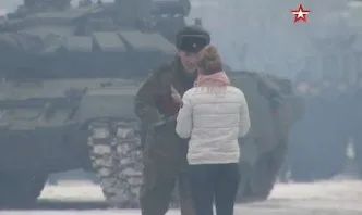 Романтик: Руски войник предложи брак на любимата си сред сърце от танкове (ВИДЕО)