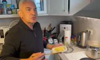 Волен Сидеров с ново амплоа, показва рецептата си за спагети Сидерони (ВИДЕО)