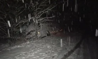 Пътнически автобус падна в канавка заради снега