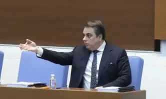 Парламентът обсъжда като извънредна точка от дневния ред решение Български