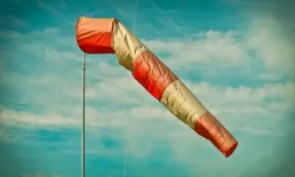 Жълт код за силен вятър в 17 области, но остава слънчево