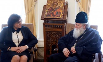 Нинова пусна прессъобщение, че пожелава бързо оздравяване на патриарх Неофит