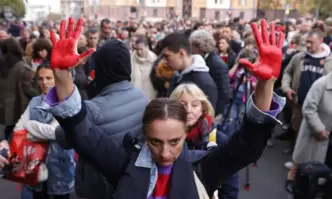 Кръвта е по вашите ръце: Протест в Белград след трагедията на жп гарата в Нови Сад /СНИМКИ/