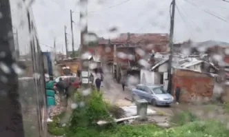 Влак удари кола в София