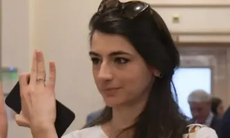 Лена Бориславова е свалила годежния си пръстен става ясно от